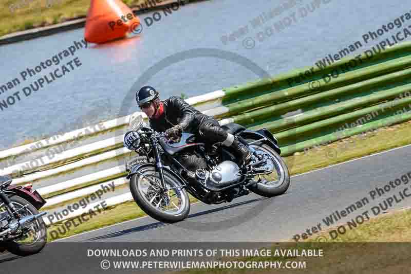 Vintage motorcycle club;eventdigitalimages;mallory park;mallory park trackday photographs;no limits trackdays;peter wileman photography;trackday digital images;trackday photos;vmcc festival 1000 bikes photographs